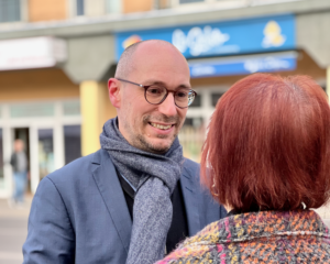 Ruppert Stüwe spricht mit Bürgerin