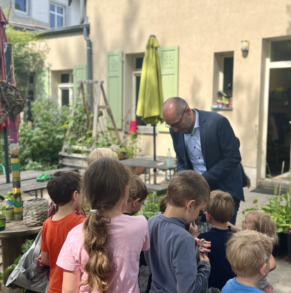 Ruppert Stüwe mit Kindern in einer Kindertagesstätte