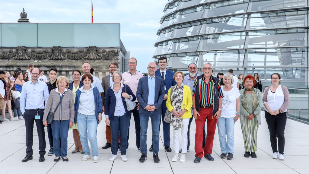 Besuchergruppe auf der Dachterasse des Reichstagsgebäudes