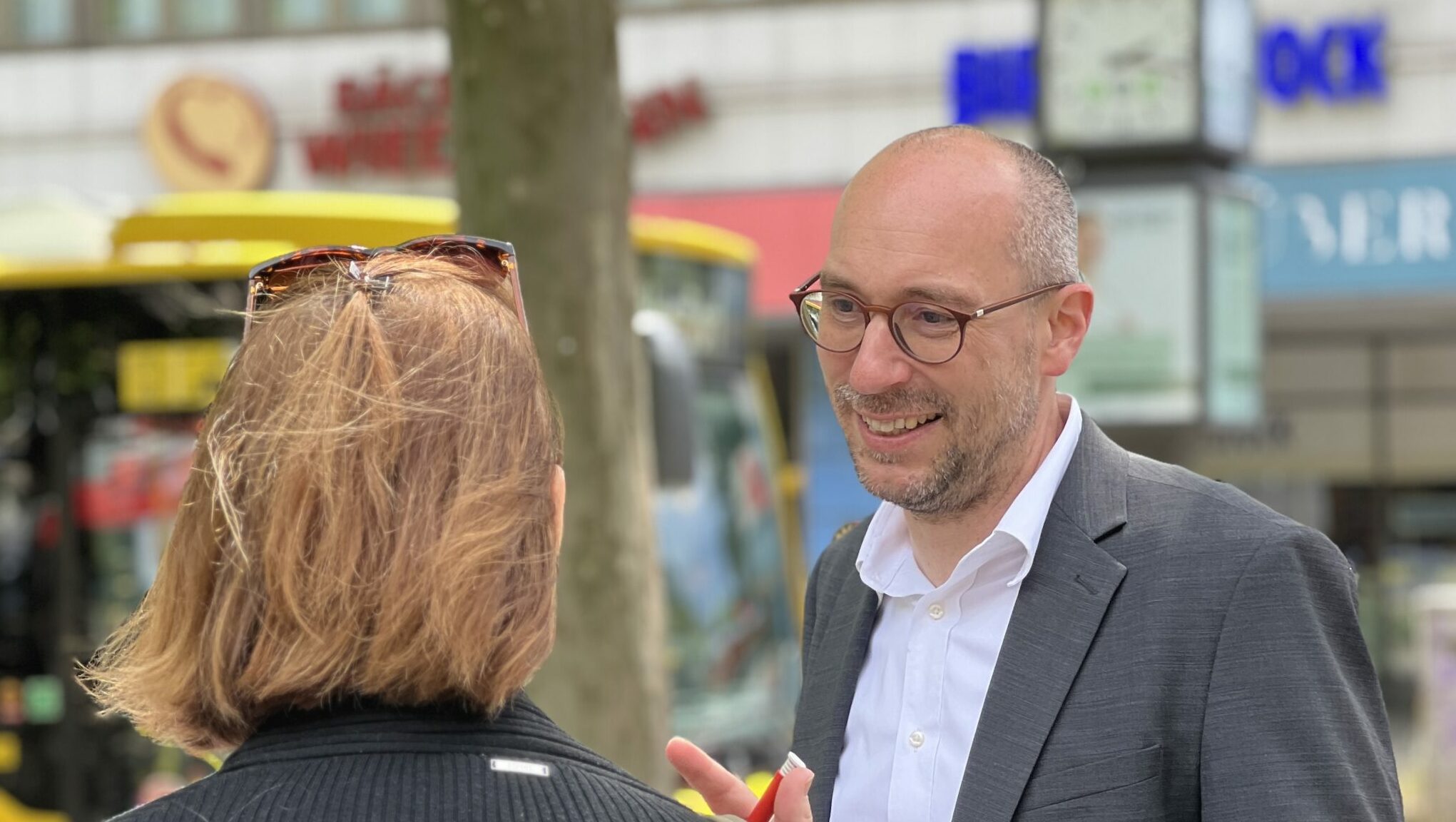 Ruppert Stüwe spricht mit einer Bürgerin