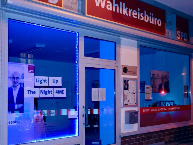 Blau beleuchtetes Wahlkreisbüro